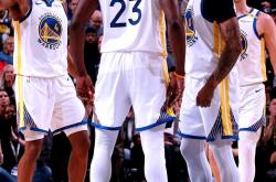 足球直播平台-勇士队主场大胜，状态回升至巅峰