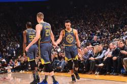 体育直播-火箭队成功取得胜利，继续领跑西部排名