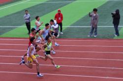 直播平台-田径比赛运动神憎地奋斗，人气轰动