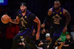 足球直播在线观看-湖人战太阳，詹姆斯戴维斯联手掀翻对手