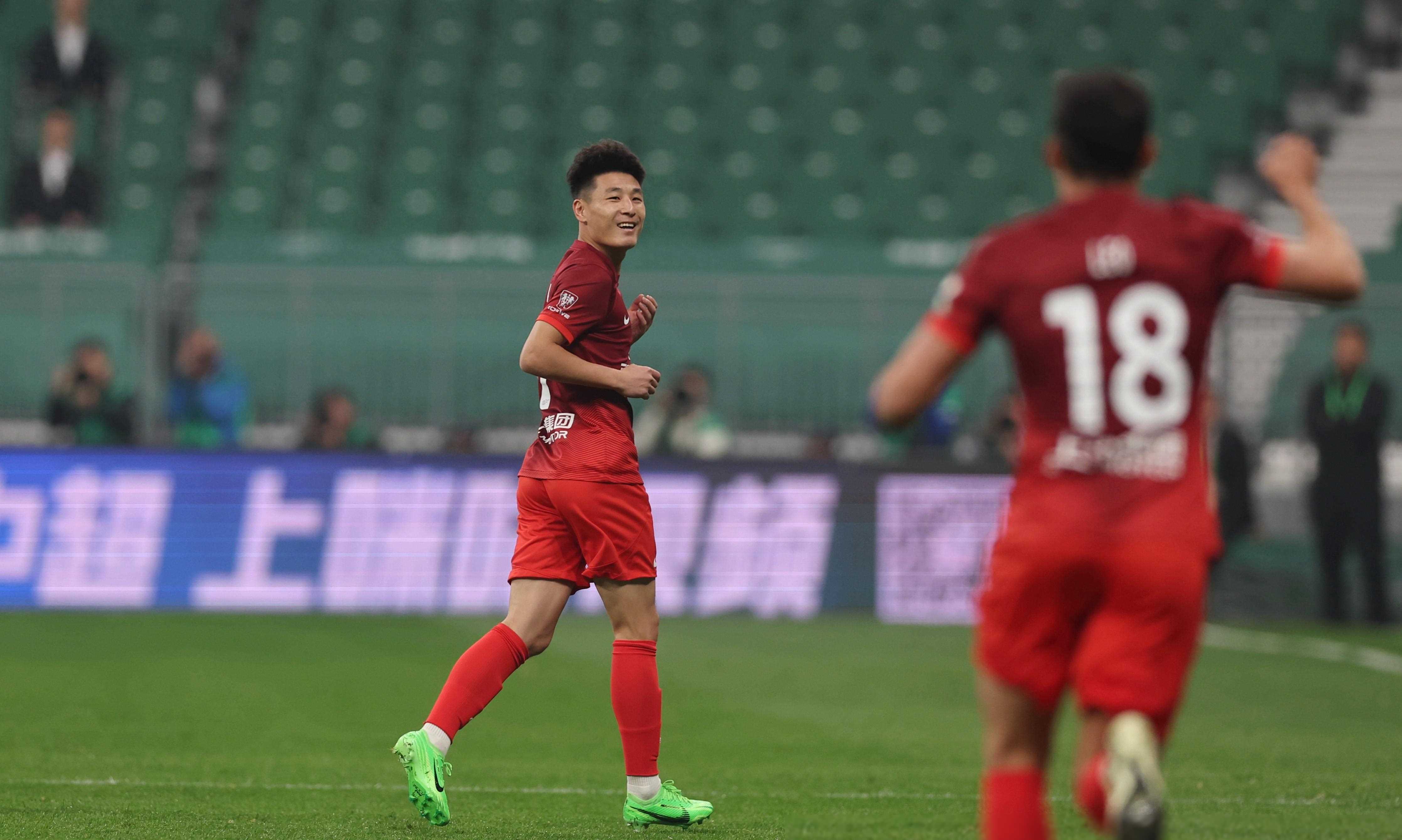 中超大战火爆上演，球队实力较量，球迷情绪达到高潮的简单介绍