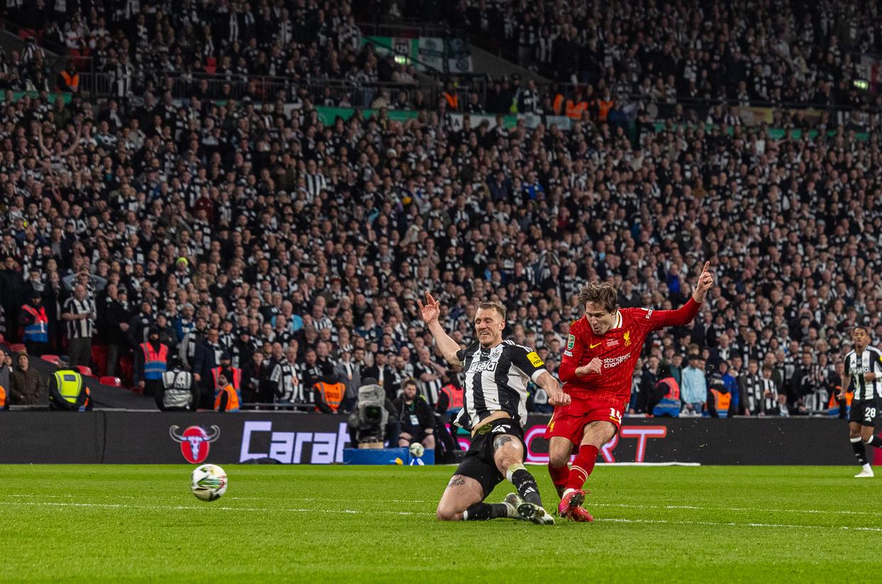 国际足球盛事：英格兰队夺得胜利