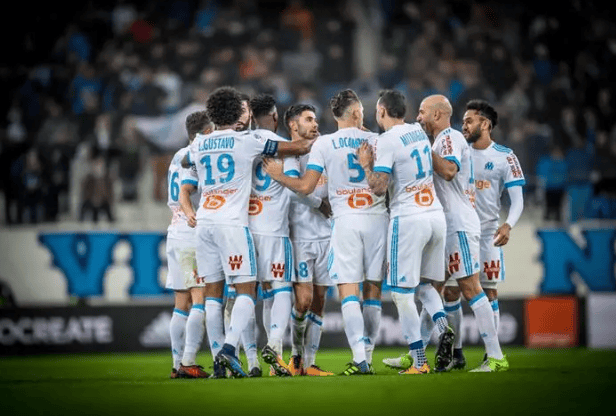 马赛队主场轻取对手，领跑法甲联赛