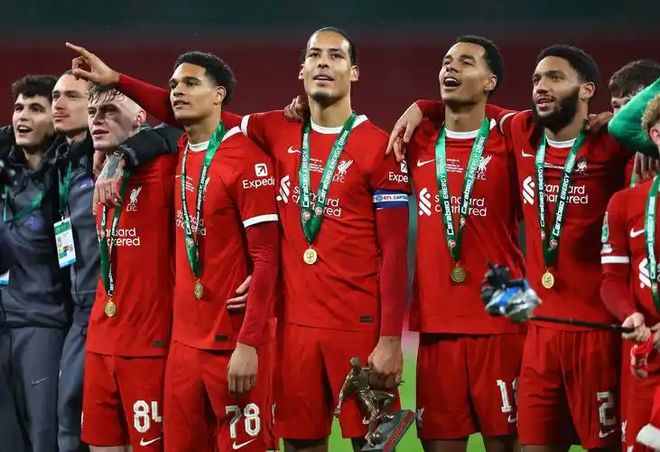 利物浦与曼城战平,英超榜首之争激烈 利物浦与曼城战平,英超榜首之争激烈