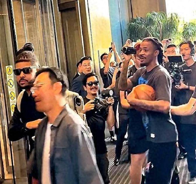 关于NBA球员与粉丝互动交流热闹非凡的信息