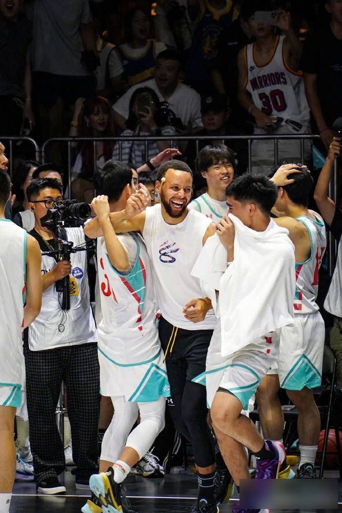 关于NBA球员与粉丝互动交流热闹非凡的信息